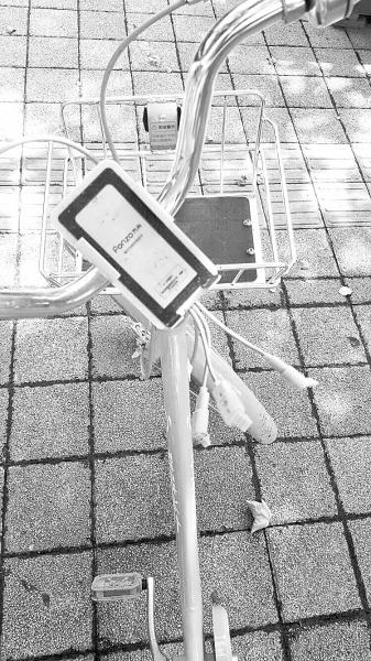 車把中間有手機充電支架，下方連接著3根充電線。