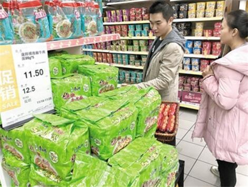 市民在超市內(nèi)購買方便面。