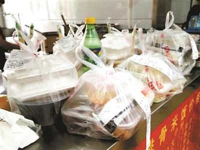一餐館的“飯口”時段，等待“出發(fā)”的外賣擺滿案臺