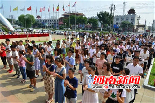 此次儀式中，雙匯集團(tuán)漯河總部共有210名員成為第一批“金秋獎(jiǎng)學(xué)”的獲得者。