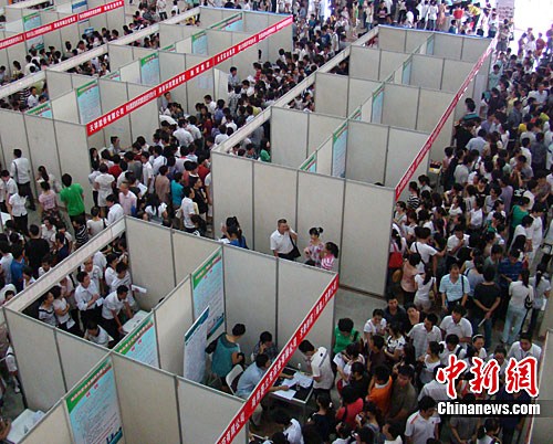 圖為招聘會(huì)現(xiàn)場(chǎng)人山人海的求職者。中新社發(fā) 付美斌 攝