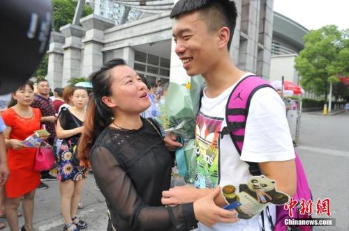 資料圖：家長給考生送上鮮花。王康明 攝