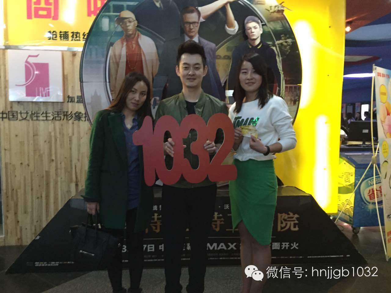 傳說中的Johnny終于現(xiàn)身啦！還是美女魅力大哦。帥哥美女好養(yǎng)眼，小編忍不住要多看幾眼呢。
