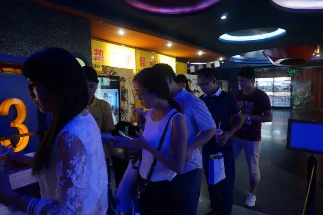 電影馬上開始，排隊(duì)入場嘍
