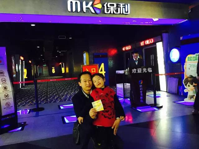 再來看兩個萌娃，表情都好有戲！