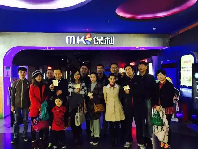 來張“全家?！保她R了，我們準(zhǔn)備進(jìn)場嘍
