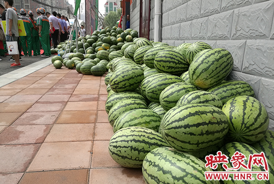 經(jīng)濟廣播工作人員和愛心企業(yè)給正在忙碌的環(huán)衛(wèi)工人、交警等送去一萬六千多斤西瓜和近百提礦泉水。