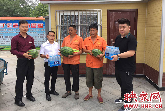 經(jīng)濟廣播工作人員和愛心企業(yè)給正在忙碌的環(huán)衛(wèi)工人、交警和協(xié)警等送去了一萬六千多斤西瓜和近百提礦泉水。