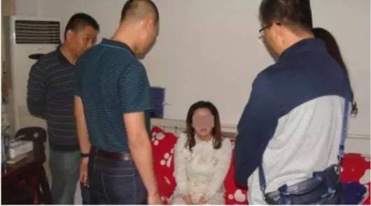 警方抓捕嫌疑人龐某衛(wèi)現(xiàn)場。警方供圖