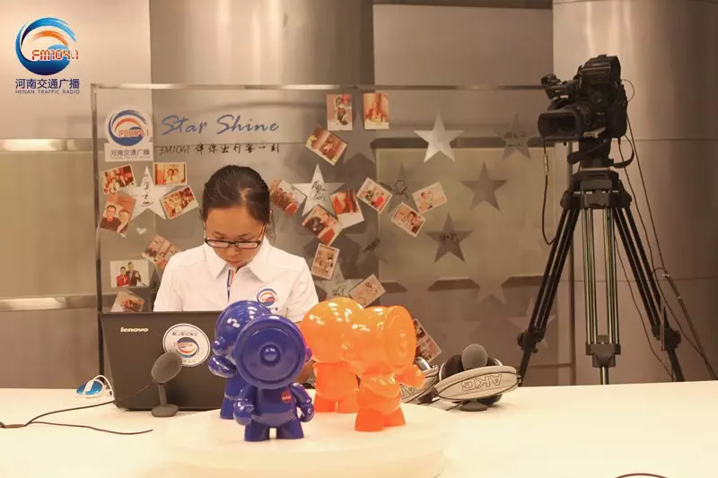 還是抽獎(jiǎng)的姑娘比較認(rèn)真！為保證抽獎(jiǎng)的公平公正，映象網(wǎng)進(jìn)行了全程視頻直播。