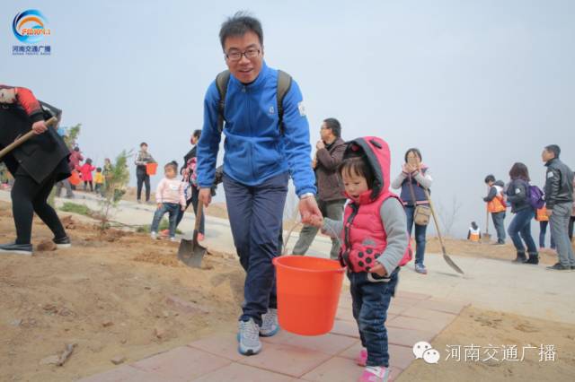 爸比爸比，你會(huì)種小樹嗎？我來教你吧~
