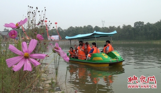 在水云間乘船游園，愜意無限