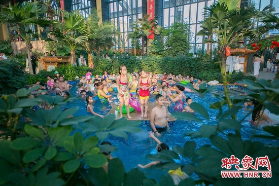 又開始過夏天的孩子們，在溫潤的泉水里放任天性。