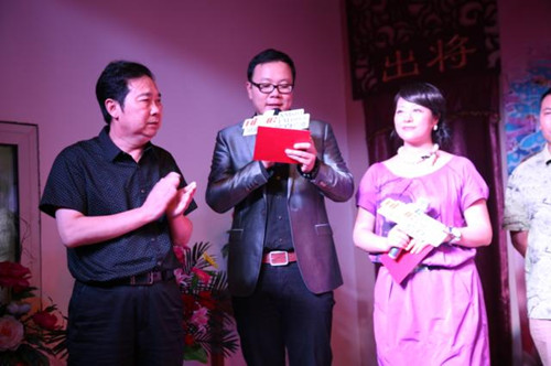 中國(guó)戲劇家協(xié)會(huì)副主席、省戲劇家協(xié)會(huì)主席、《周迪有戲》節(jié)目藝術(shù)總監(jiān)李樹(shù)建（左1）為月冠軍頒獎(jiǎng)