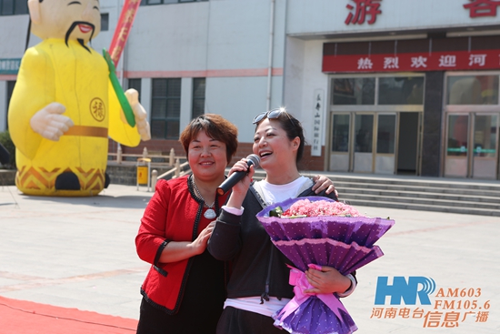 長壽山景區(qū)董事長、總經(jīng)理孫春花與主持人周迪