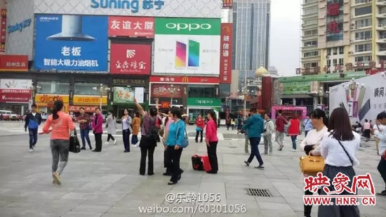 他們從四面八方匯集到二七塔下，由行走路人一下變成了一支舞蹈隊(duì)，跳起了節(jié)奏歡快、時(shí)尚動(dòng)感的舞蹈。