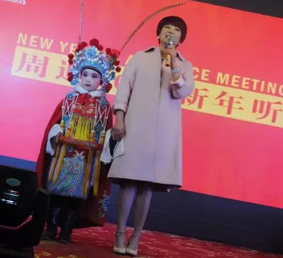 盛裝亮相的小戲迷，周迪的節(jié)目影響了一代又一代人
