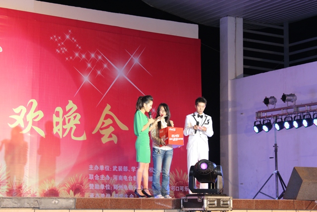 教育廣播女主播葉子現(xiàn)身晚會，全場沸騰