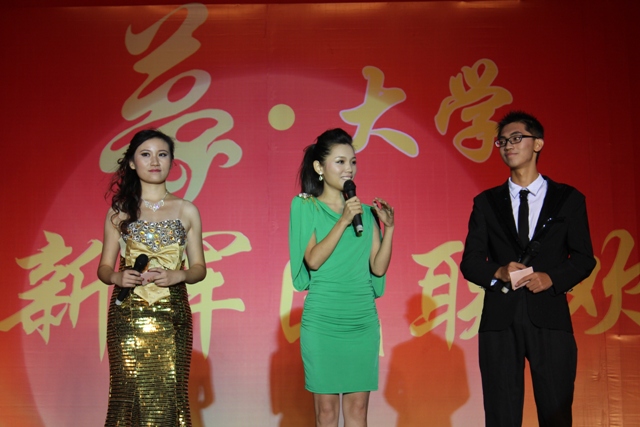 教育廣播女主播葉子現(xiàn)身晚會，與學(xué)生同臺主持