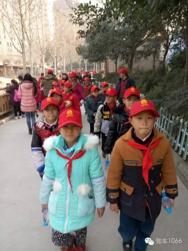 脖子上戴著紅領(lǐng)巾，頭上頂著小紅帽，排著整齊的隊伍——出發(fā)！