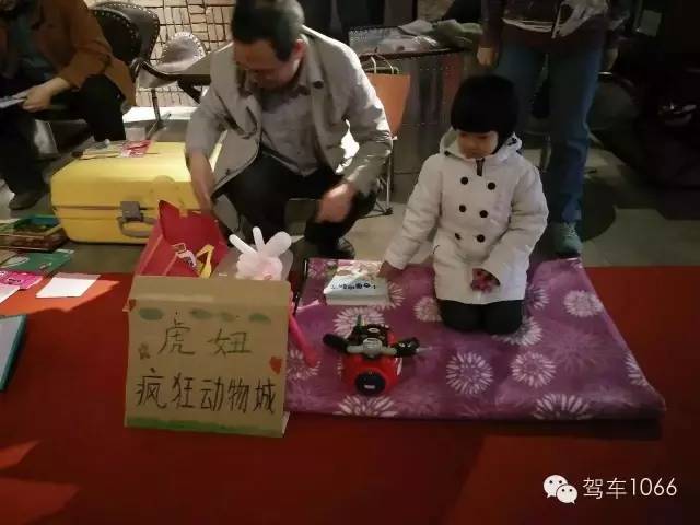 這位小老板的攤位擺的有模有樣的，不過旁邊這位酷爸怎么這么眼熟？