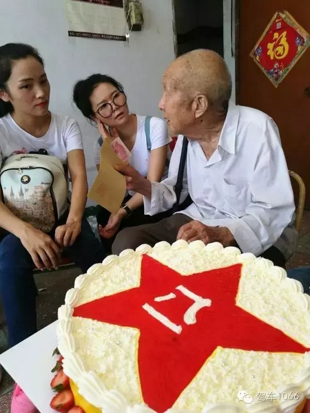 二姐們認真聽老兵講抗戰(zhàn)的故事，老人年事已高，記憶都是轟炸！轟炸！轟炸！