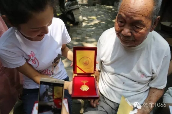 老兵聽不到我們在說什么，今年98了。
