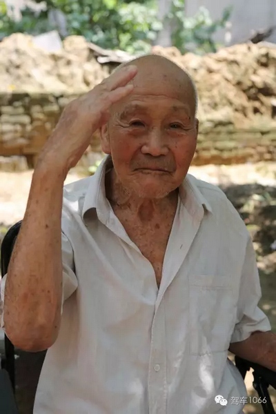 老兵身子骨不行了，九十多歲了……也許軍禮不那么標準了，但是這一幕還是感動到了我們……