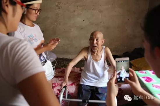 老兵老兵，你的勛章呢，國家給你的那個？