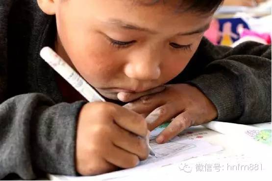 小手黑黑的，像是很少洗