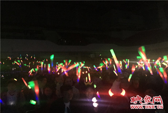 當(dāng)晚現(xiàn)場約2500個(gè)座位全場爆滿，還有全國各地歌迷會(huì)趕來的歌迷們。