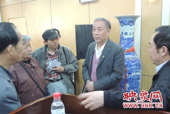 講座結(jié)束后，聽眾向戚建莊提問。
