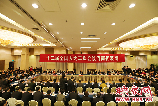 3月5日下午，第十二屆全國人代會河南代表團(tuán)召開全體會議，議論政府工作報(bào)告。