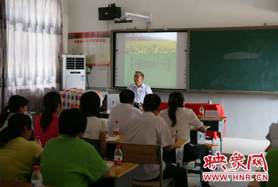 40余名教師認(rèn)真聆聽(tīng)講座。