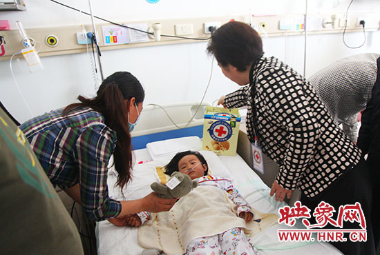 9名已經(jīng)實施手術(shù)的患兒恢復情況良好，趙國新給孩子們帶去慰問品