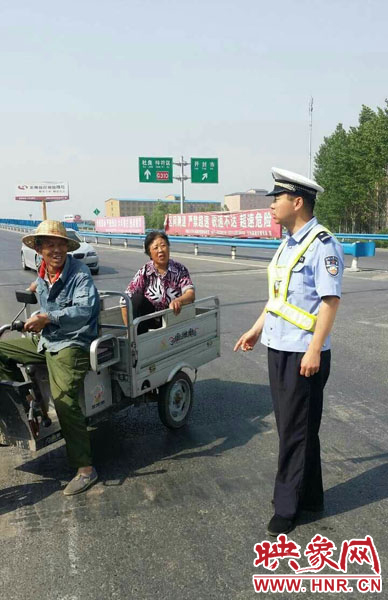 為抄近道走親戚，開封老漢騎電動三輪車上高速。