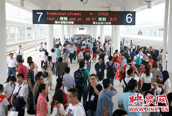 自6月25日鄭焦城際鐵路開通以來，客流量遠(yuǎn)遠(yuǎn)超出預(yù)期。