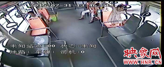 家長放任小孩在車廂內(nèi)玩耍，甚至站到座椅上。