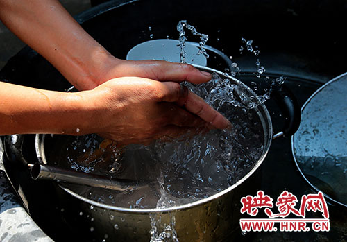 洗碗洗菜對(duì)于雙眼失明的張國(guó)敬來(lái)說(shuō)，需要比常人花上更多的時(shí)間。
