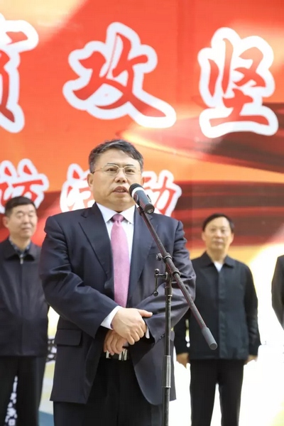 省委宣傳部副部長、省新聞出版廣電局局長朱夏炎宣布《打贏脫貧攻堅戰(zhàn)》大型采訪活動正式啟動。