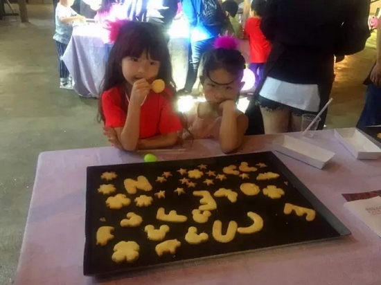 烤制好的餅干，發(fā)揮想象力，畫上美麗的圖案