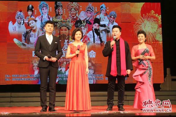 戲迷春晚主持人月陽（右二）、李亞楠（右一）、王巖（左二）、王曉凡（左一）