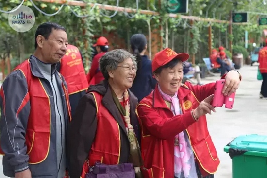 爺爺奶奶叔叔阿姨被盛運(yùn)莊園的景致吸引，紛紛拍照留影