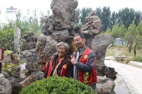 爺爺奶奶叔叔阿姨被盛運(yùn)莊園的景致吸引，紛紛拍照留影