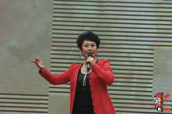 著名豫劇表演藝術(shù)家魏俊英現(xiàn)場演唱豫劇《紅菊》選段“十祝?！?、《五世請纓》選段“先王爺封我是個長壽星”