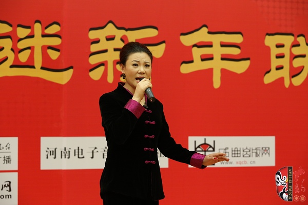 戲曲廣播主持人王唯、曉琴、丁蘭、李鋮及鄭州市曲劇團(tuán)優(yōu)秀演員張娜共同表演的小品《賣鞋》