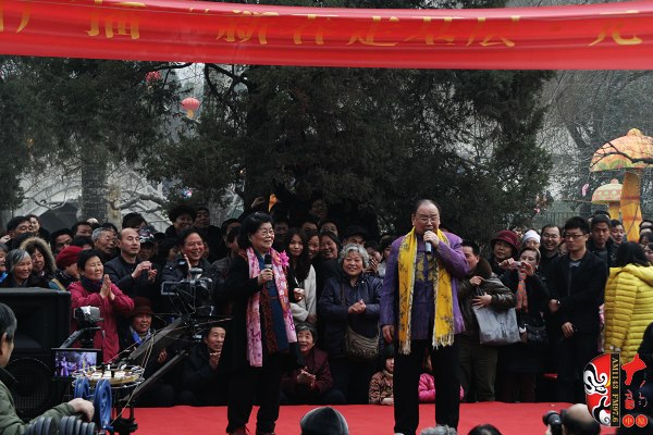 著名豫劇表演藝術(shù)家楊華瑞（左）、王善樸（右）合唱歌曲《天不下雨天不刮風天上有太陽》