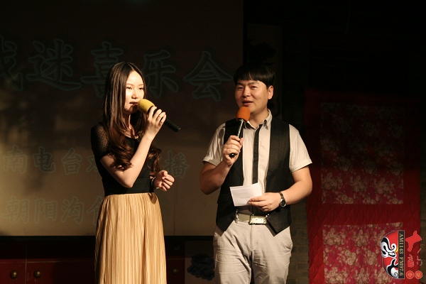 主持人：河南電臺戲曲廣播《越學(xué)越開心》主持人張琳，著名戲曲節(jié)目主持人、戲曲廣播當家小生月陽