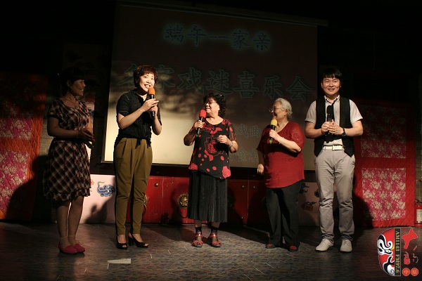 戲曲廣播總監(jiān)木子、豫劇表演藝術(shù)家楊華瑞、高潔、戲曲廣播當家小生月陽、票友張華合作表演《朝陽溝》選段