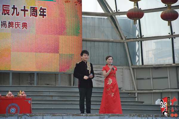 主持人：河南電臺戲曲廣播副總監(jiān)張彤（右）、著名戲曲節(jié)目主持人、戲曲廣播當(dāng)家小生月陽（左）